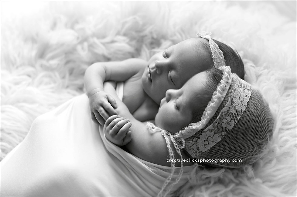 natural-newborn-twin-photography-black-and-white